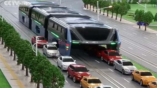 Chineses testam ônibus que passa por cima dos engarrafamentos
