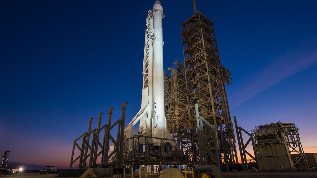 Foguete Falcon 9 em sua base de lançamento (Foto: NASA/SpaceX)