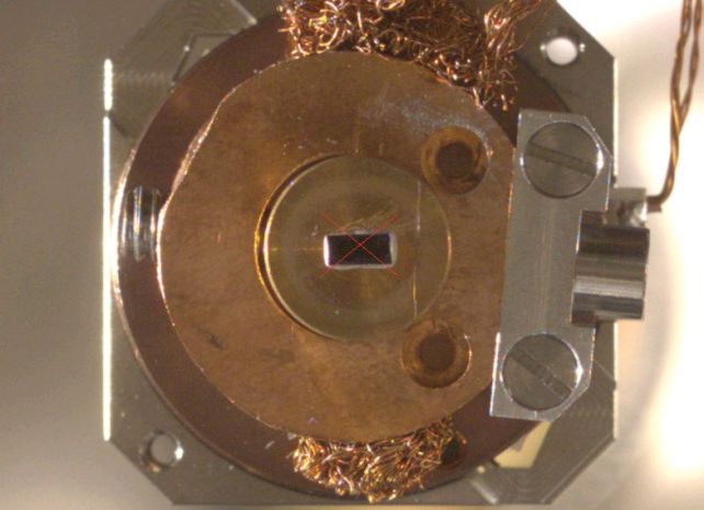 O rutenato de estrôncio em um disco de cobre durante o experimento (Imagem: Reprodução/Husain et al./Nature)