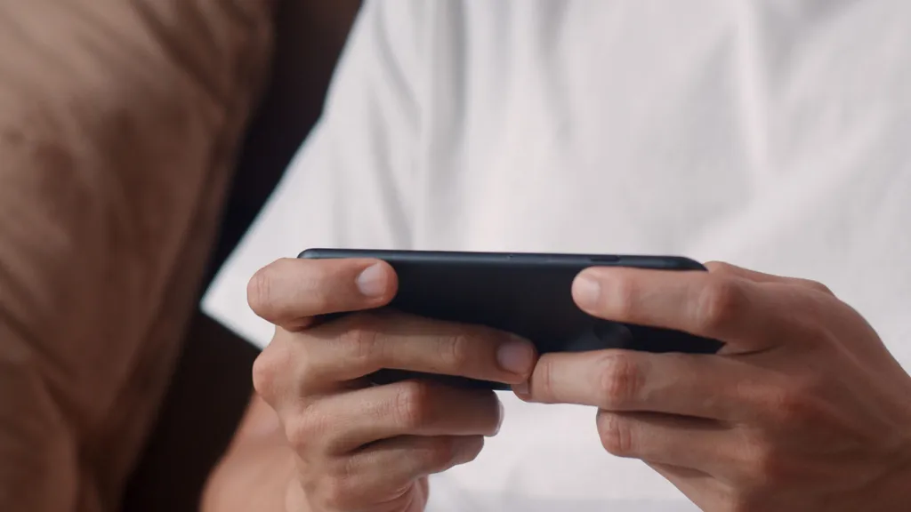 Usuários de jogos online no smartphone serão beneficiados com a chegada do 5G, tendo acesso a mais velocidade e baixa latência. (Imagem: Reprodução/Freepik/tirachardz)