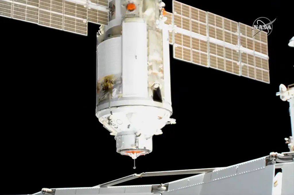 O módulo Nauka se aproximando da estação (Imagem: Reprodução/NASA TV)