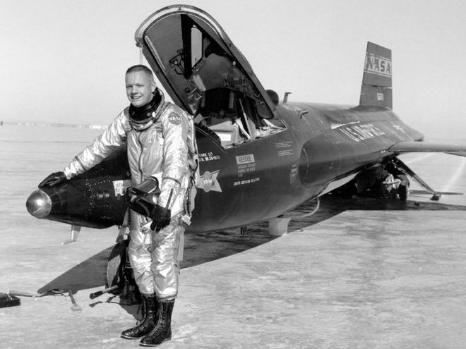 Neil Armstrong em frente a um jato de testes da NASA (Imagem: NASA)