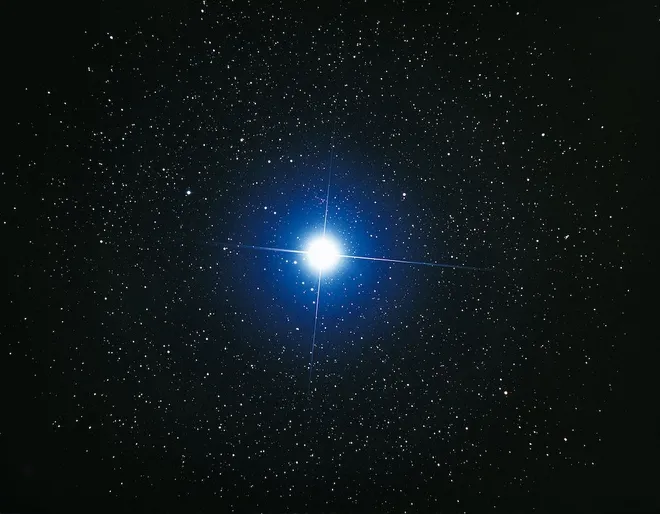 Sirius, a estrela mais brilhante do céu noturno, é a base de toda a maneira de contar as horas dos antigos egípcios, dando origem à noite de 10 e então de 12 horas (Imagem: Hubble, ESA/ Akira Fujii)