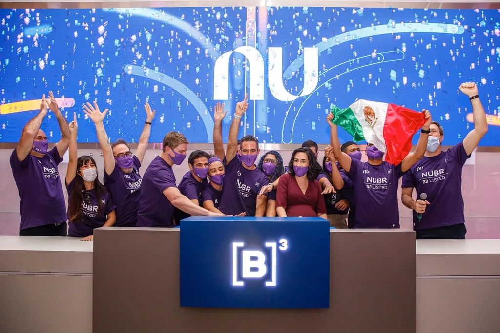 Nubank na estreia da Bolsa B3 no Brasil, em dezembro de 2021; banco digital já vale menos da metade do Itaú (Imagem: Divulgação/B3)