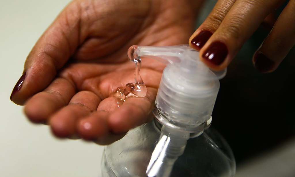 A agência identificou mais de 75 higienizantes para as mãos que contêm metanol