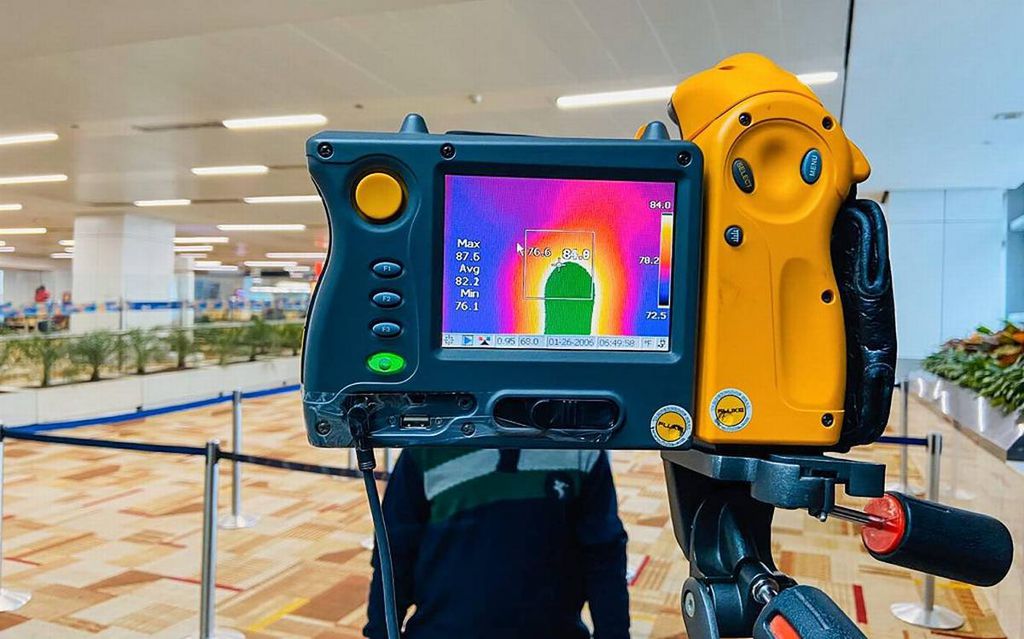 Em aeroportos internacionais, câmeras térmicas têm ajudado em triagens iniciais de casos do novo coronavírus (Foto: Reprodução/ LiveMint)