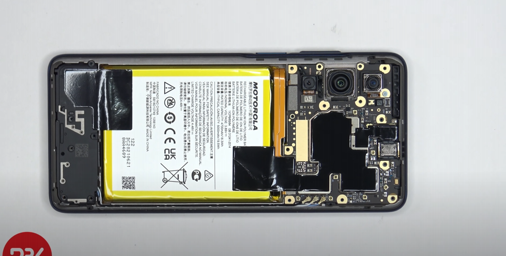 Entrada para cartão SIM e Micro SD fica na parte inferior (Imagem: YouTube/PBKreviews)