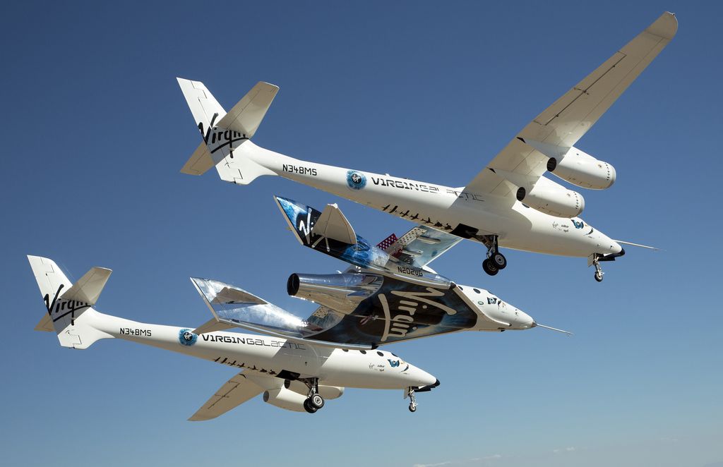 O avião SpaceShipTwo, junto da nave VSS Unity (Imagem: Reprodução/Virgin Galactic)