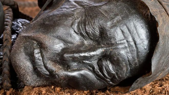 Homem de Tollund, incrivelmente preservado. O cadáver possui 2,5 mil anos (Imagem: : N.H. Nielsen/Museum Silkeborg)
