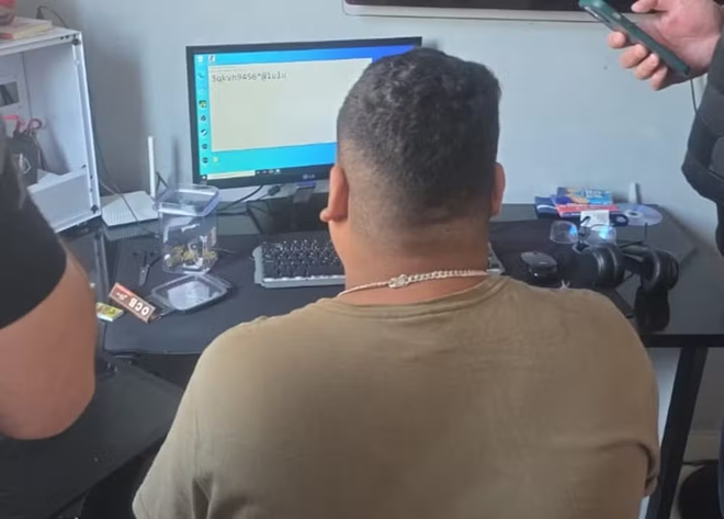 Imagem do suspeito de hackear sistemas governamentais em Pernambuco, de nome não divulgado pela polícia (Imagem: Polícia Civil do Rio Grande do Sul/Divulgação)