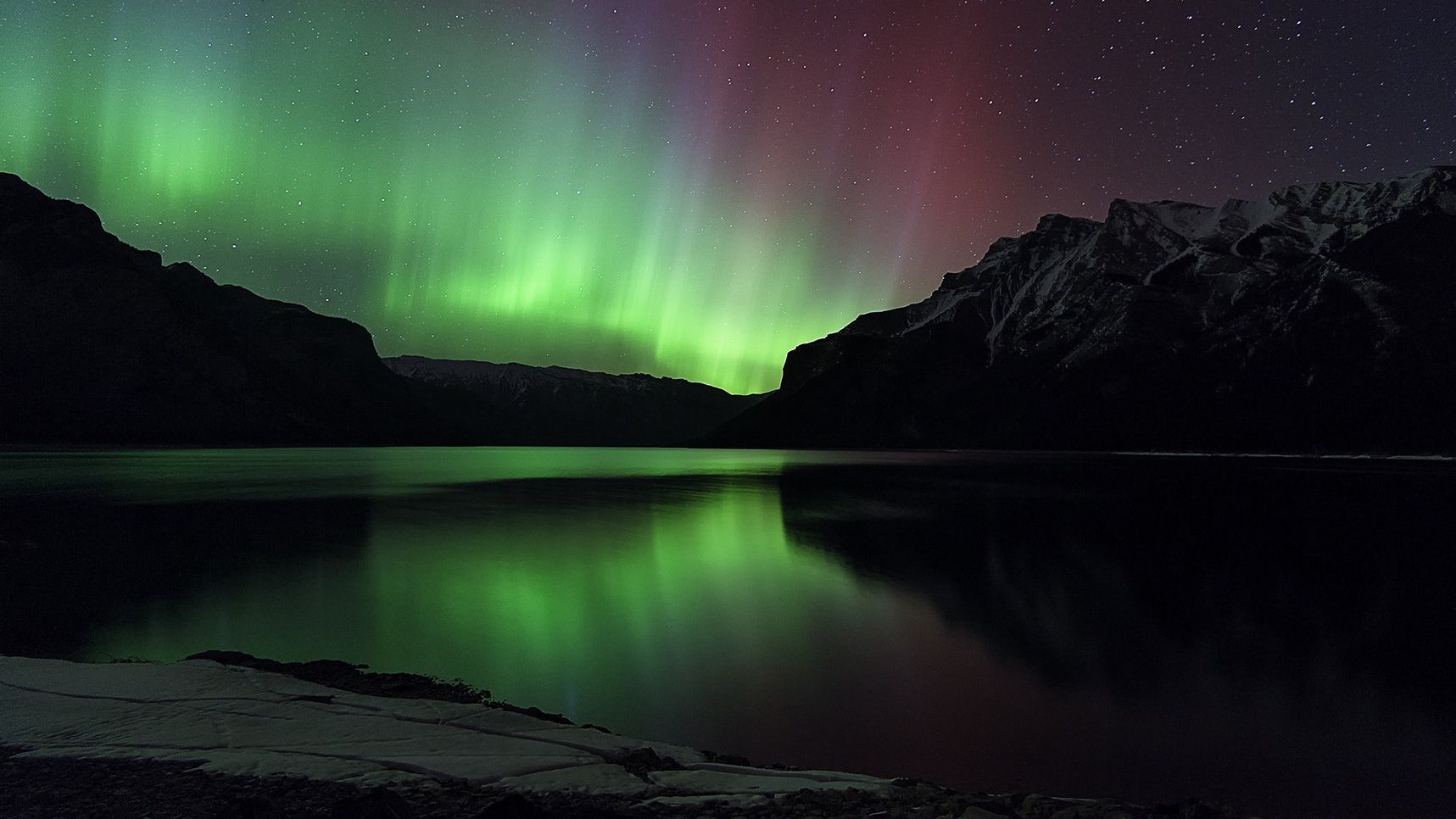 Auroras boreais avermelhadas raras brilham na Europa, Canadá e EUA