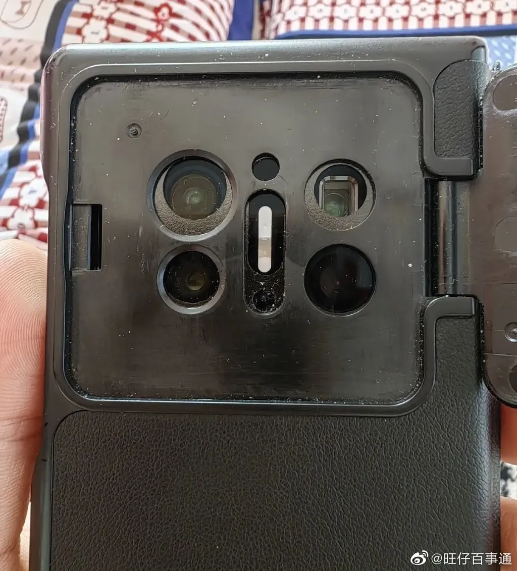 Suposto Huawei Mate X3 apareceu com quatro câmeras traseiras (Imagem: Weibo)