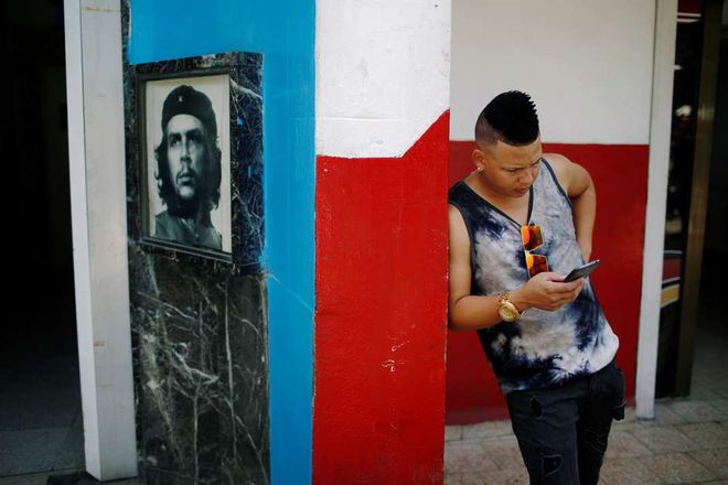 Cidadão cubano se conecta gratuitamente em um ponto de Wi-Fi em Havana (Foto: Tomas Bravo / Reuters)