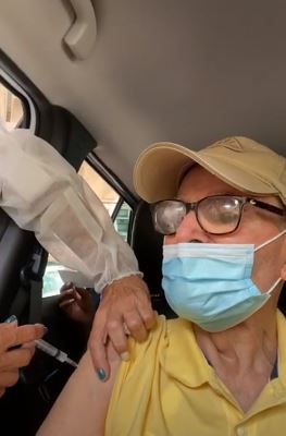 Técnica de enfermagem que fingiu aplicar vacina em idoso de Niterói é indiciada