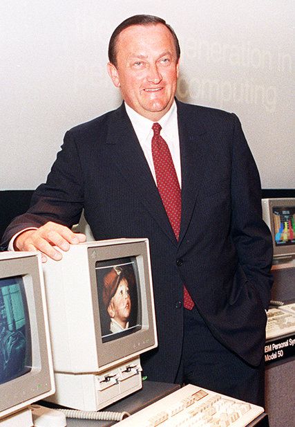 William Lowe posa ao lado de um IBM PC (Foto: The New York Times)