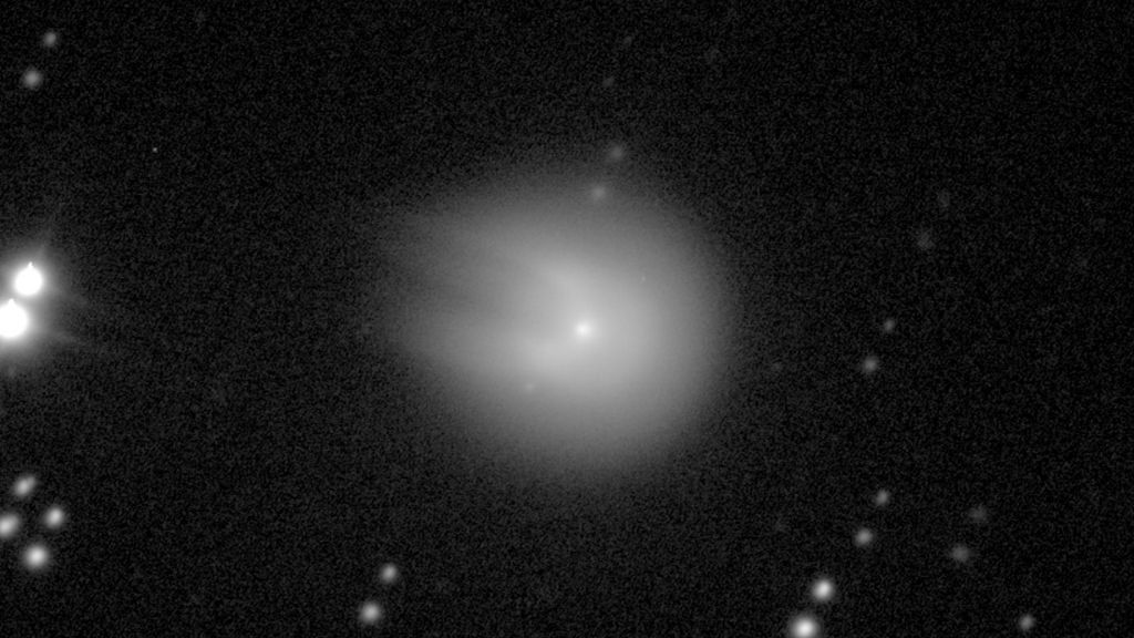 Para alguns, o cometa 12P lembra chifres; pra outros, ele é mais semelhante à espaçonave Millennium Falcon, da franquia Star Staes (Imagem: Reprodução/Comet Chasers/Students do St Mary's Primary School Bridgend)