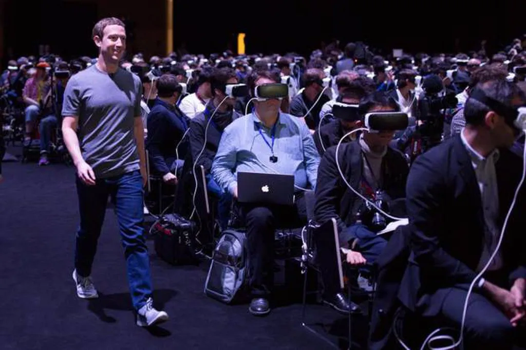 Mark Zuckerberg, CEO da Meta, caminha entre pessoas com aparelhos de realidade virtual em evento do Facebook (Imagem: Facebook)