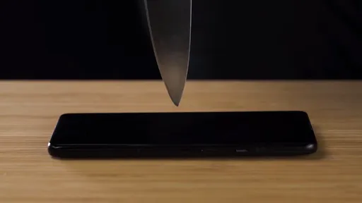 OnePlus usa faca para comprovar tela resistente do OnePlus 9 Pro