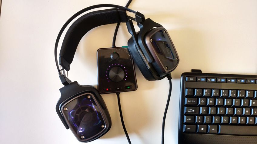 Razer Tiamat 7.1 V2 ligado - detalhe para o Chroma iluminando os drivers