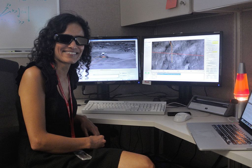 A engenheira Vandi Verma enquanto trabalha como motorista do rover em simulações de rotas, com o auxílio de óculos 3D (Imagem: Reprodução/NASA/JPL-Caltech)