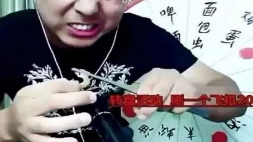 Vlogueiro chinês morre após comer insetos venenosos em transmissão ao vivo