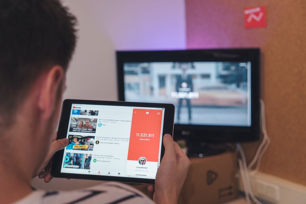 Mais de 170 mil vídeos do YouTube foram utilizados para o treinamento de IAs por Big Techs (Imagem: CardMapr.nl/Unsplash)