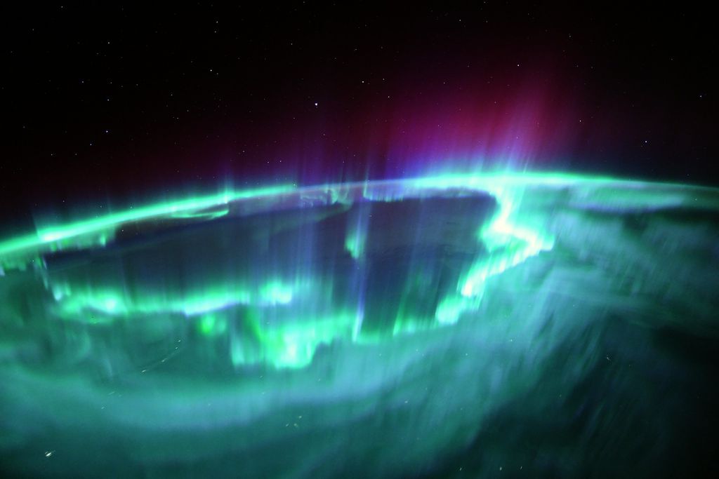 As auroras são formadas por perturbações na magnetosfera, causadas pelas partículas do vento solar (Imagem: Reprodução/Thomas Pesquet/Flickr)