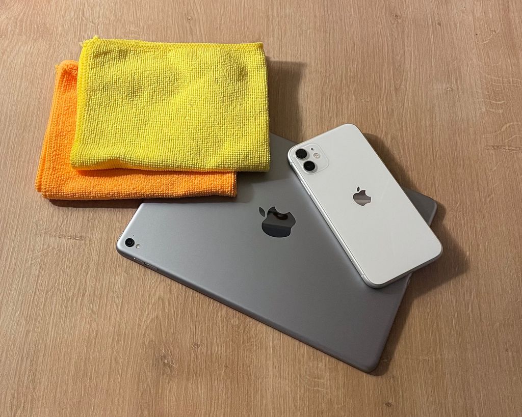 Separe dois panos de microfibra para limpar corretamente o seu iPhone ou iPad. (Lucas Wetten/Canaltech)