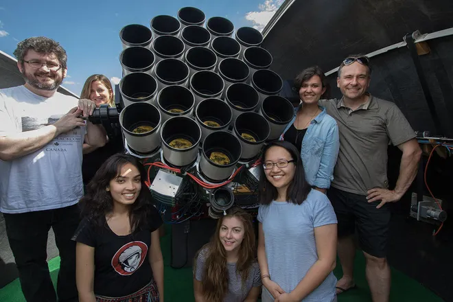 O telescópio Dragonfly Array é formado por lentes teleobjetivas montadas sobre detectores (Imagem:Reprodução/Dragonfly team)