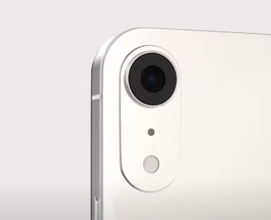Câmera traseira ganharia um módulo que se estende até o flash (Imagem: YouTube/ConceptsiPhone)