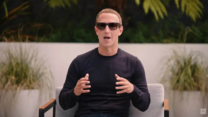 Zuckerberg alerta: quem não usar óculos com IA ficará para trás em breve 6 Mark Zuckerberg usando óculos escuros durante uma entrevista em ambiente externo, vestindo camisa preta