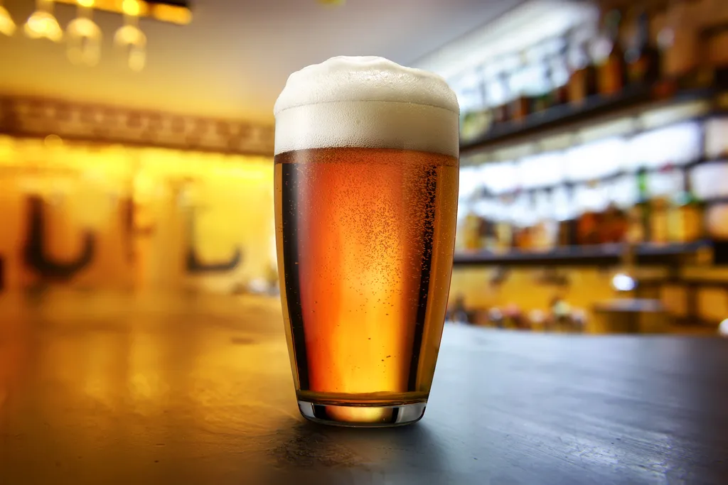 Nova cerveja isotônica tem quantidades ínfimas de álcool e poderá ser consumida após exercícios para repor nutrientes e sais minerais (Imagem: Givaga/Envato)