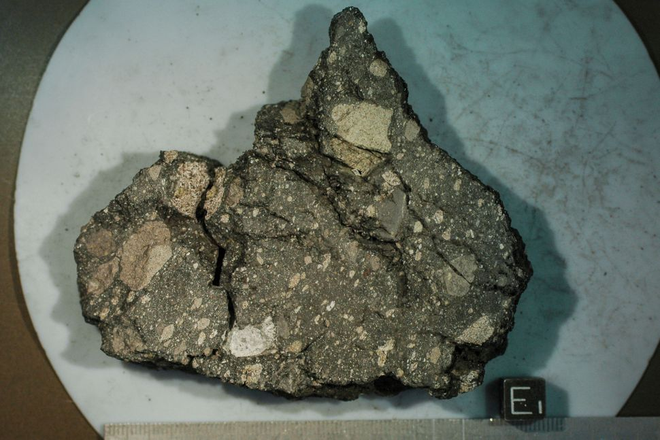 Uma das amostras coletadas durante a missão, formada por fragmentos de basalto (Imagem: Reprodução/NASA)