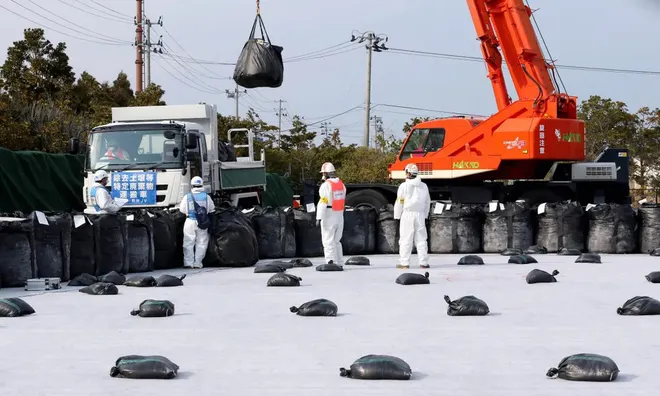 O trabalho de descontaminação envolve armazenar e isolar os detritos e solo radioativo (Imagem: Reprodução/The Guardian/Asahi Shimbun