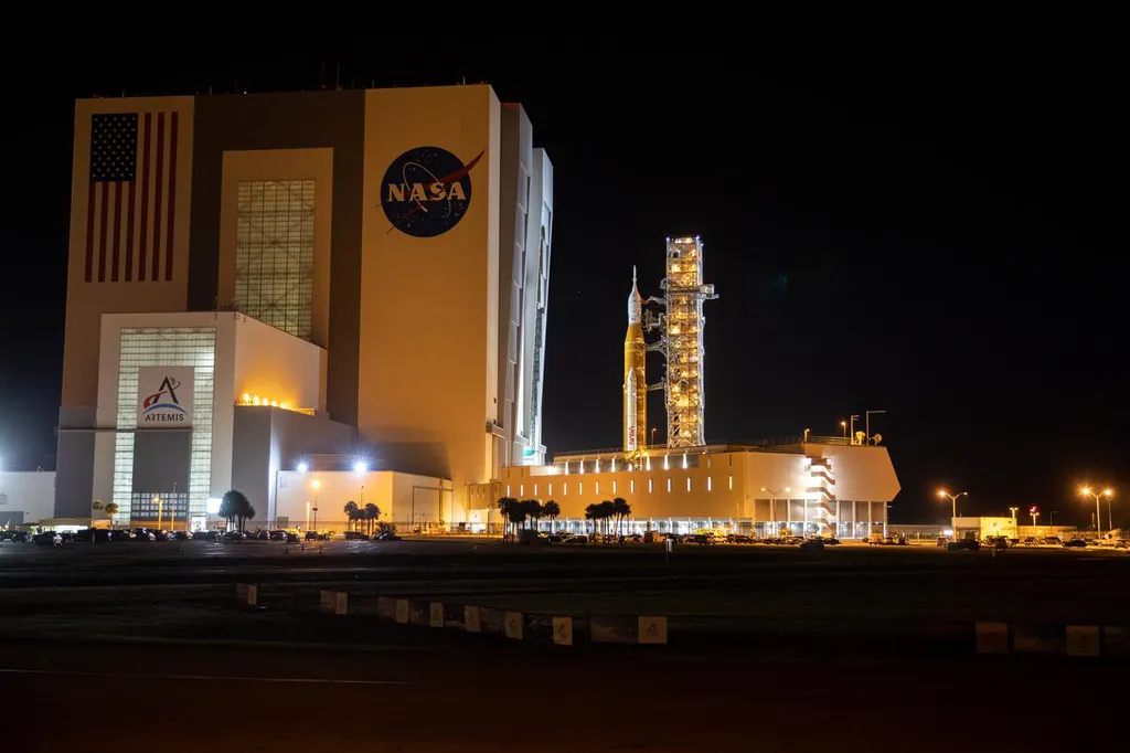 O foguete SLS e a nave Orion percorreram mais de 6 km do VAB ao KSC (Imagem: Reprodução/NASA/Ben Smegelsky)