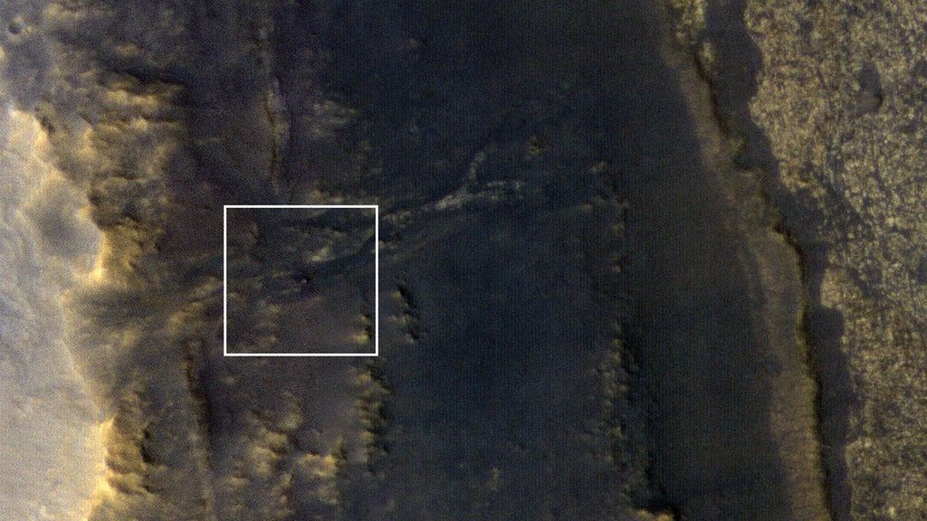 Rover Opportunity observado a partir da órbita marciana, já "sem vida" (Imagem: Reprodução/NASA)
