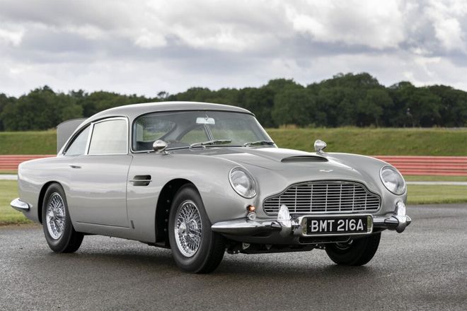 Aston Martin DB5 visto de frente