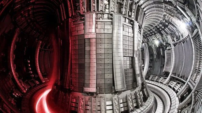 Reator de fusão nuclear JET, com plasma sobreposto (Imagem: Reprodução/UKAEA)