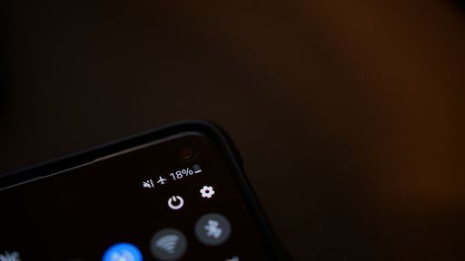 O Modo Escuro realmente economiza a bateria do celular?