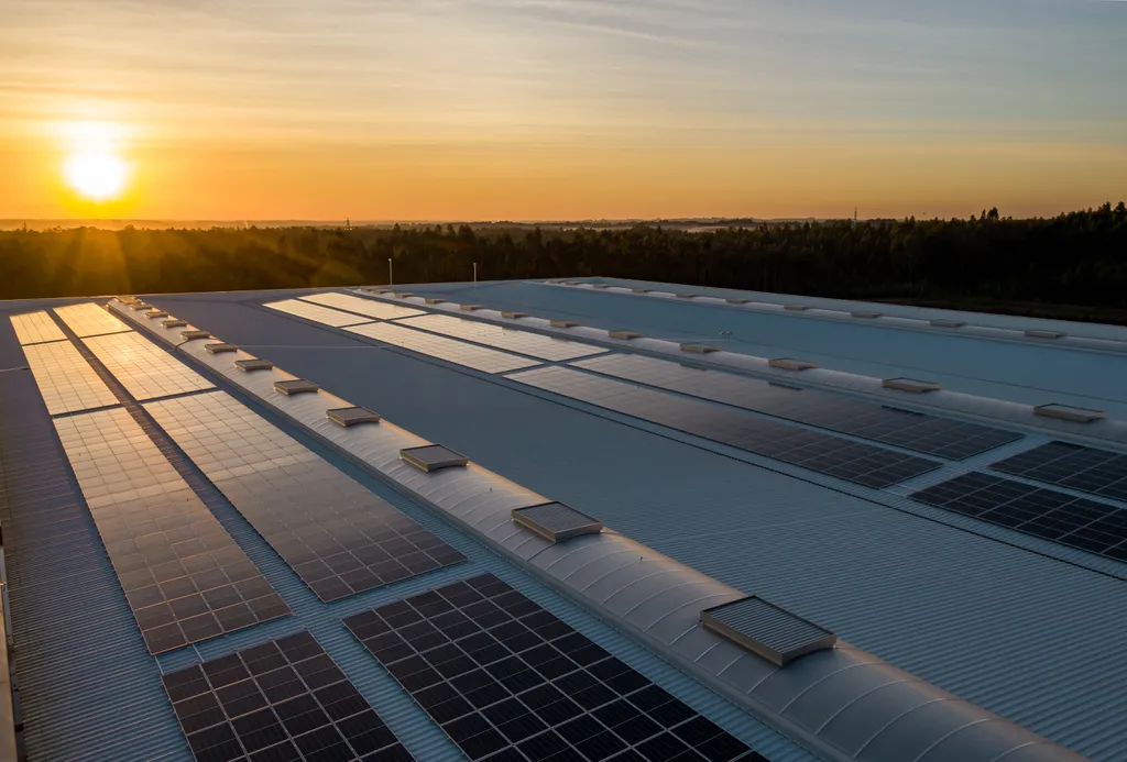Os sistemas fotovoltaicos off grid são autônomos — a energia gerada em excesso nos painéis solares é armazenado em baterias para que não haja ligação com a rede de distribuição convencional (Imagem: Nuno Marques/Unsplash)