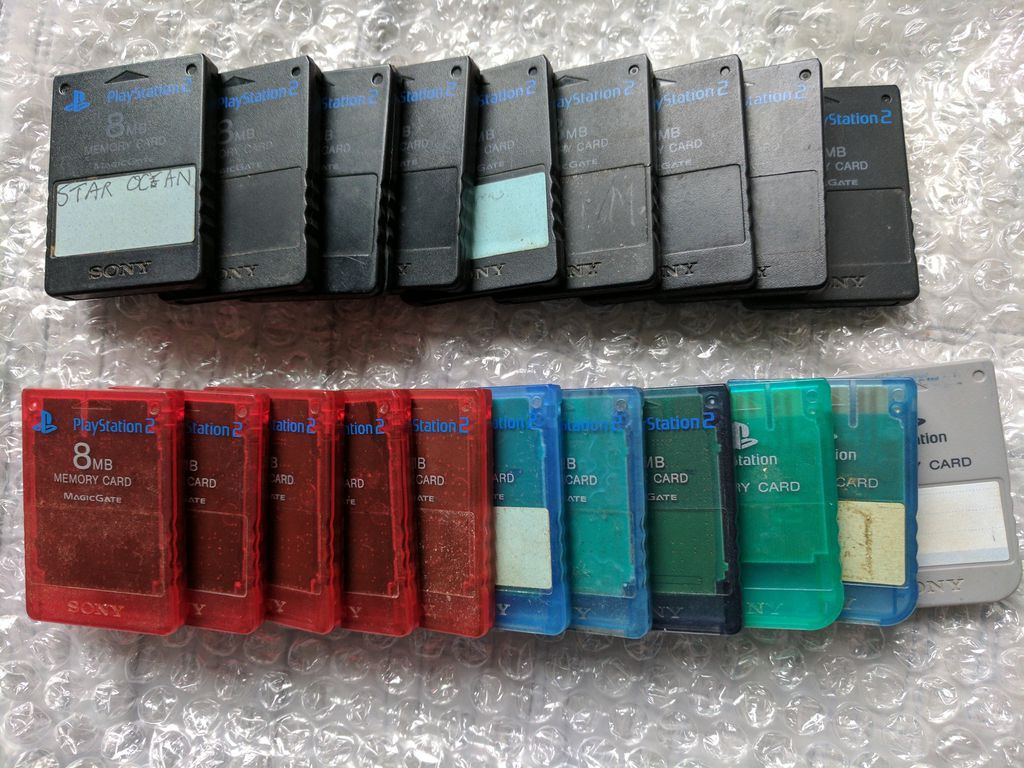 Exemplos de memory cards usados nos videogames da Sony, a maioria é do PS2 com exceção dos três último à direita na fileira de baixo, que são do PlayStation original (Imagem: Reddit)
