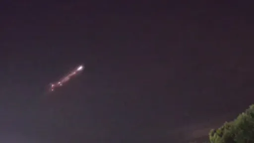 Foguete Falcon 9, da SpaceX, brilha durante reentrada no céu do Sul do Brasil