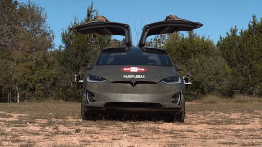 Tesla Model X com metralhadoras e máquina de café viraliza na internet; veja