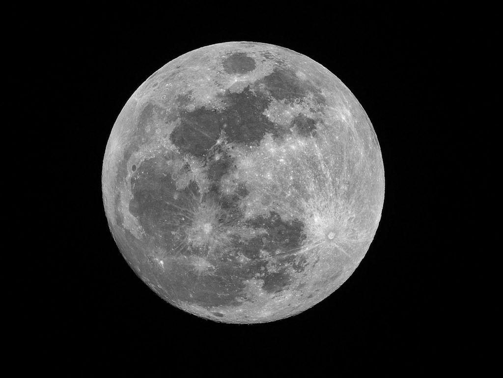 Nosso satélite natural é objeto de fascínio por muitos astrônomos e entusiastas da arte de contemplar o céu (Imagem: Mike Petrucci/Unsplash)