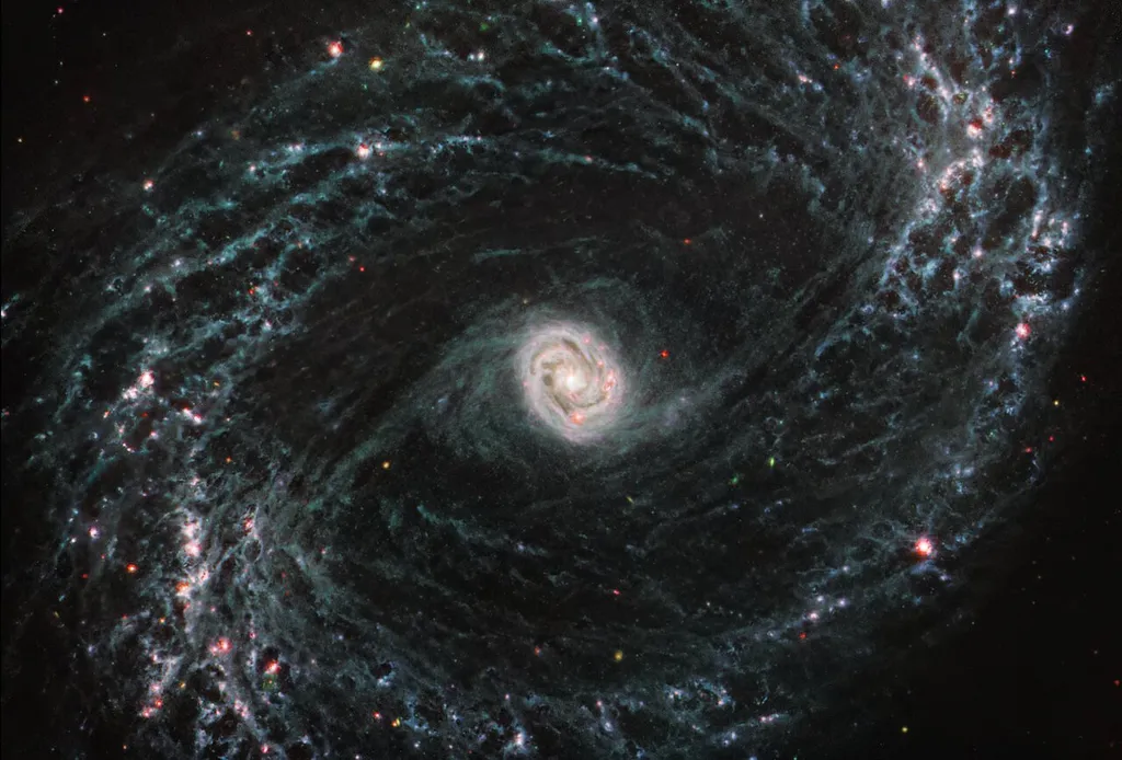 Galáxia NGC 1433 observada pelo instrumento MIRI, do James Webb; a imagem mostra seu núcleo brilhante e anéis de formação estelar (Imagem: Reprodução/NASA, ESA, CSA, and J. Lee (NOIRLab), A. Pagan (STScI)