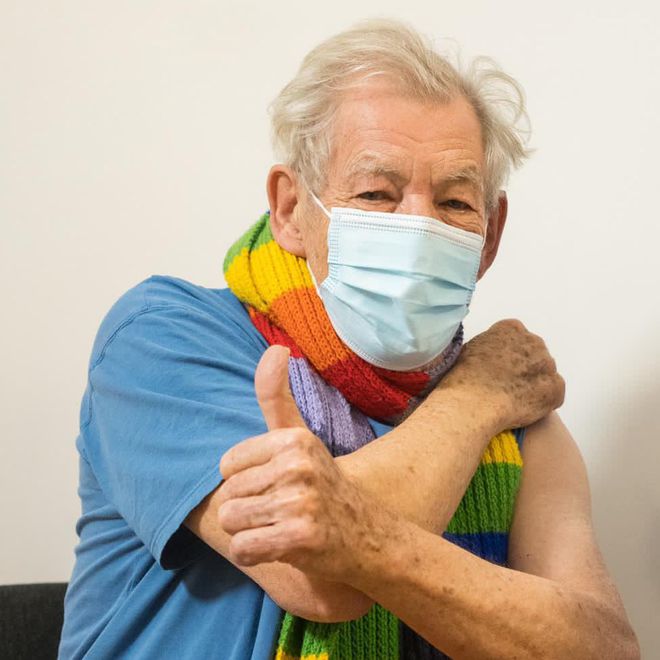 Ator Ian McKellen é vacinado contra a COVID-19 no Reino Unido (Imagem: Reprodução/ NHS via Twitter)