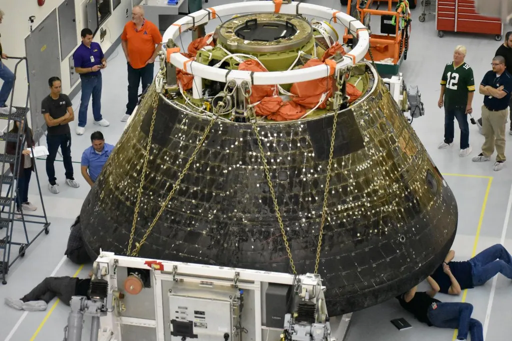 Analyse des Hitzeschildes der Orion-Kapsel, die bei ihrem Wiedereintritt in die Erdatmosphäre mehr Material als erwartet verlor (Bild: Reproduktion/NASA/Skip Williams)