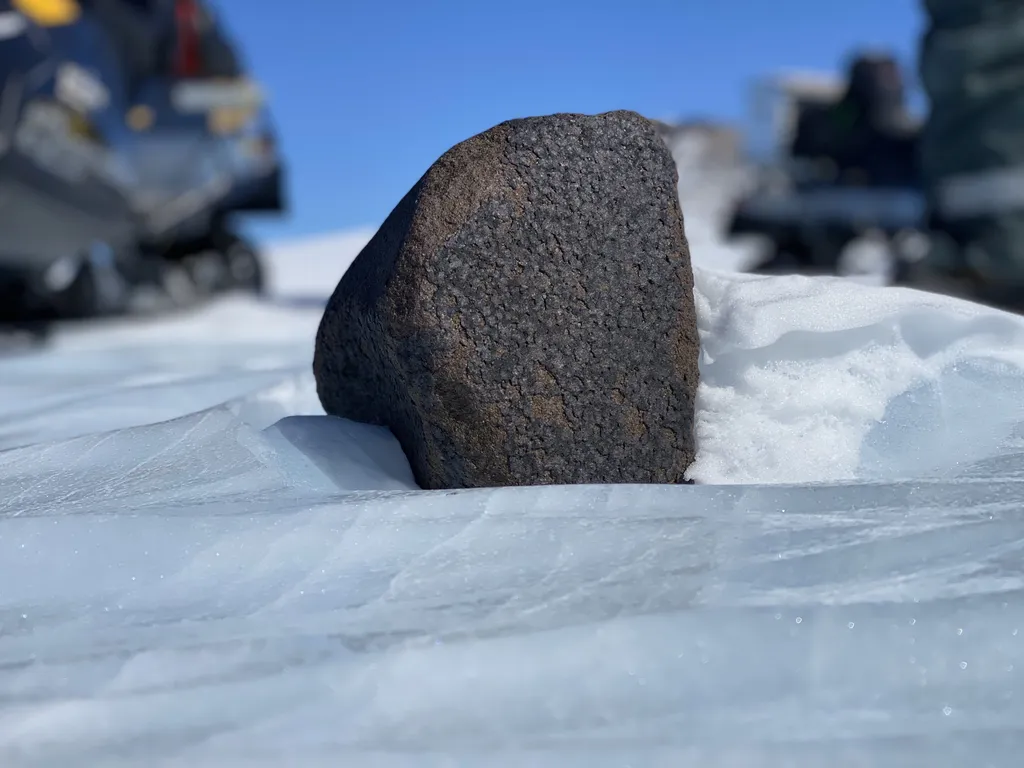 Meteorito de 7,7 kg encontrado na Antártida (Imagem: Reprodução/Maria Valdes)