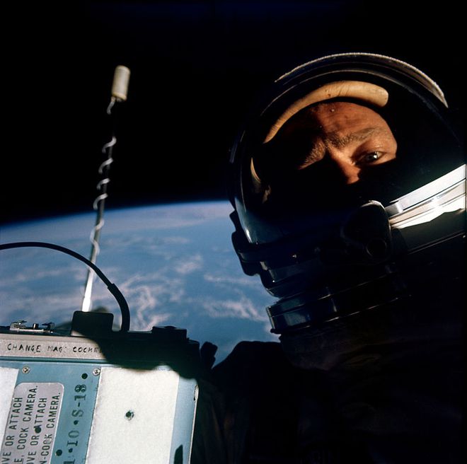 Esta é a primeira selfie tirada no espaço (Foto: NASA)