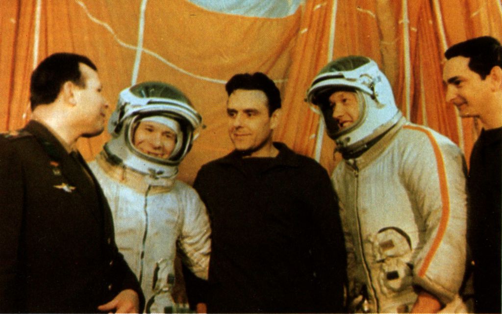 Cosmonautas das tripulações que viriam depois da Vostok 1, com as naves Soyuz 1 e 2 em 1967 (Imagem: Reprodução/NASA)